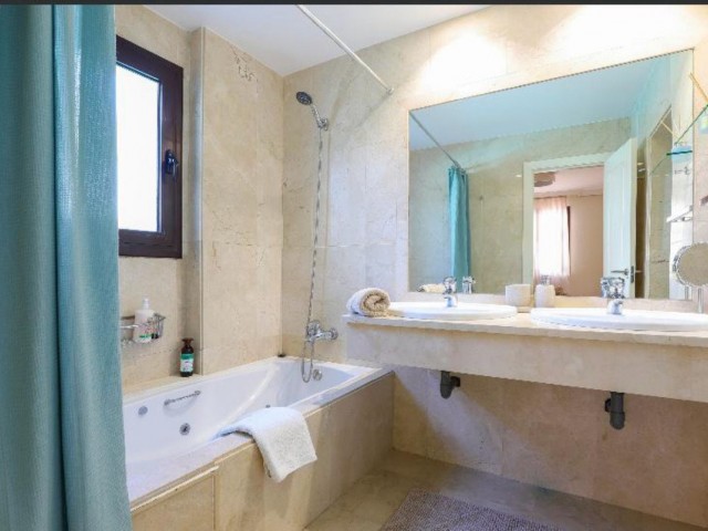 2 Bedrooms Apartment in Nueva Andalucía