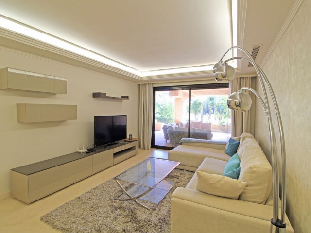 2 Bedrooms Apartment in Guadalmina Baja