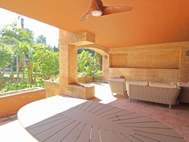 2 Bedrooms Apartment in Guadalmina Baja