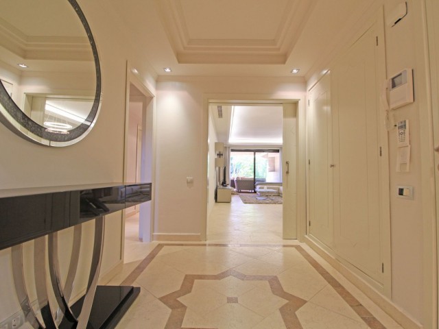 2 Bedrooms Apartment in Guadalmina Baja