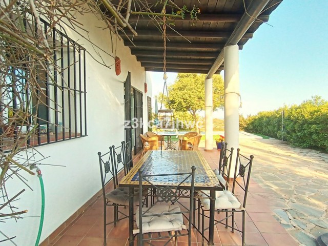 4 Bedrooms Villa in Estepona