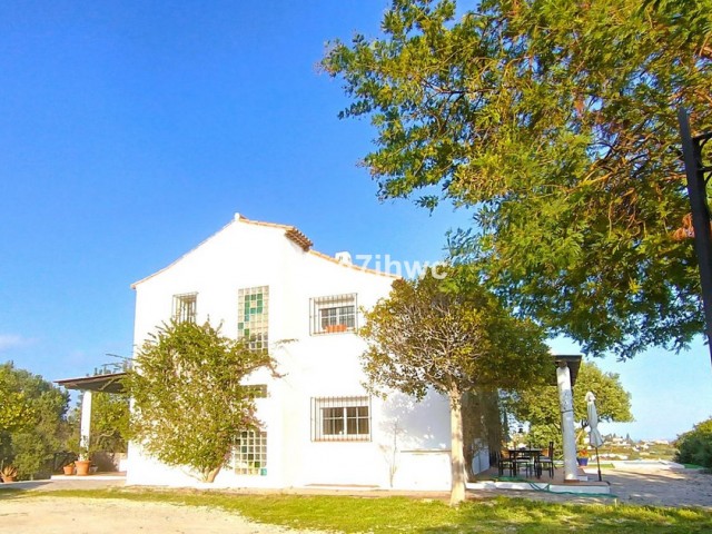4 Bedrooms Villa in Estepona