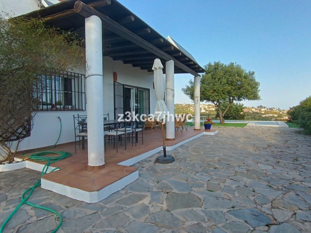 4 Bedrooms Villa in Estepona