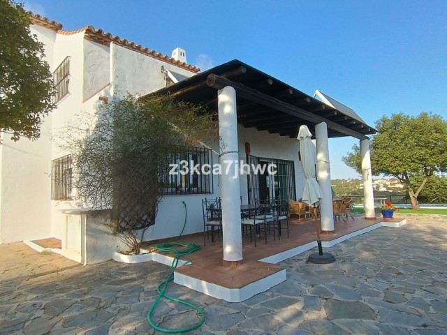 4 Bedrooms Villa in Estepona
