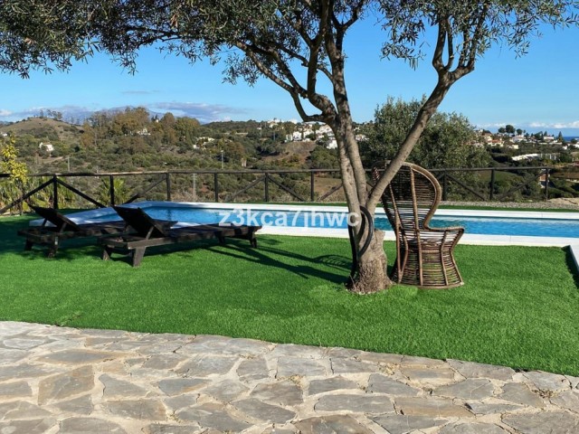 4 Bedrooms Villa in Estepona