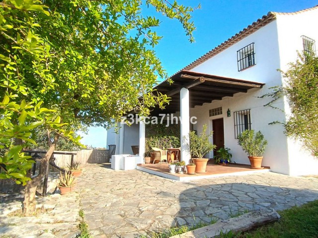 4 Bedrooms Villa in Estepona