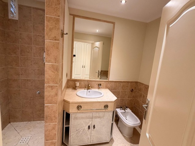 Apartamento con 3 Dormitorios  en Estepona