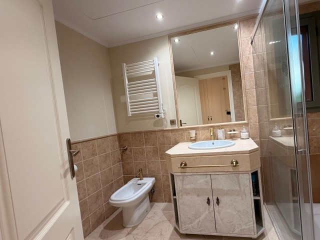 Apartamento con 3 Dormitorios  en Estepona