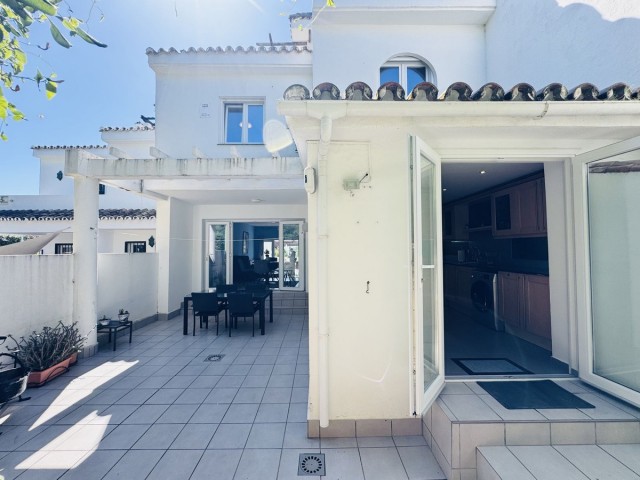 4 Schlafzimmer Reihenhaus in La Duquesa