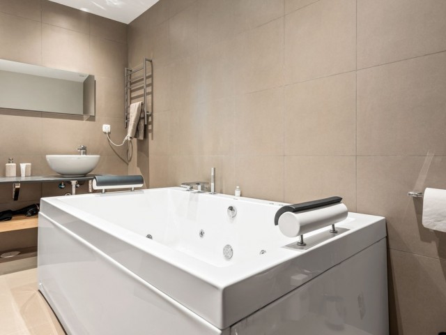 Maison mitoyenne avec 5 Chambres  à La Heredia