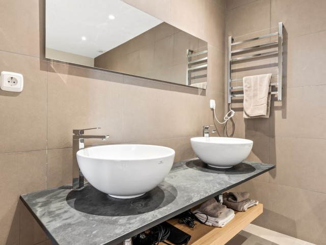 Maison mitoyenne avec 5 Chambres  à La Heredia