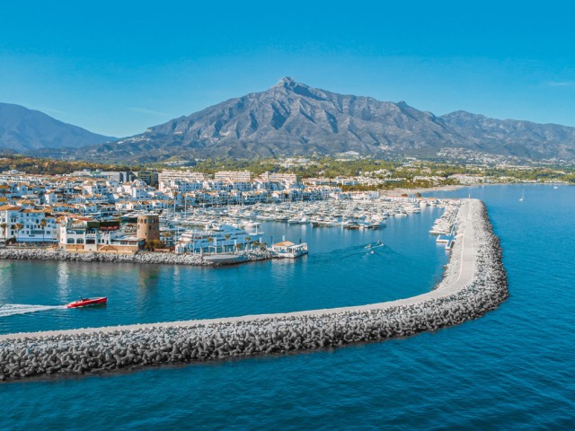 2 Bedrooms Apartment in Puerto Banús