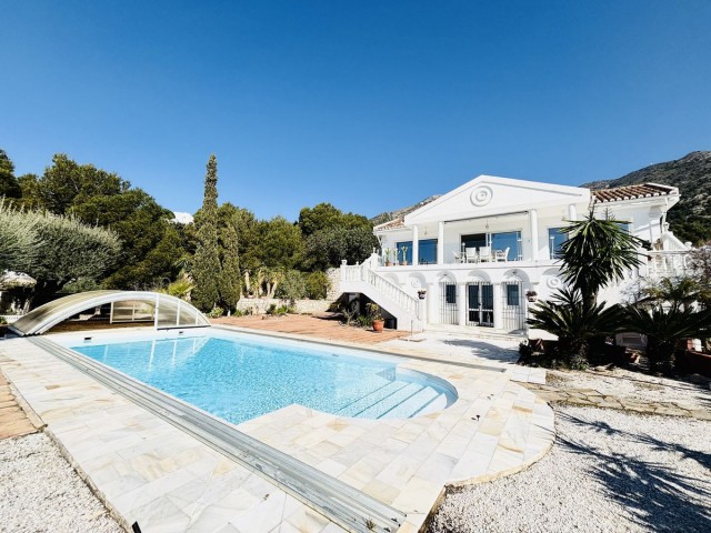 5 Soveroms Villa i Valtocado