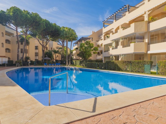 2 Bedrooms Apartment in Elviria