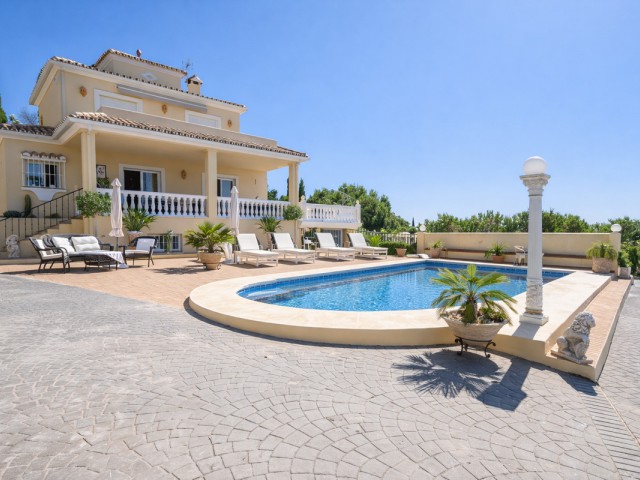 6 Bedrooms Villa in Estepona