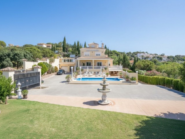 6 Bedrooms Villa in Estepona