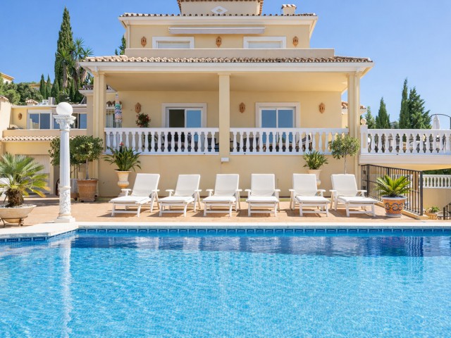 6 Bedrooms Villa in Estepona