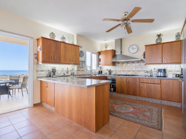 6 Bedrooms Villa in Estepona