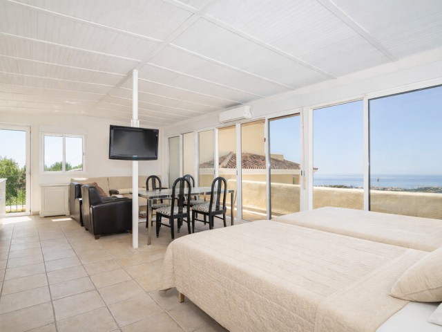 6 Bedrooms Villa in Estepona