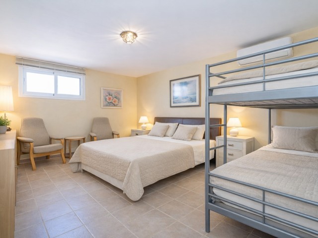 6 Bedrooms Villa in Estepona