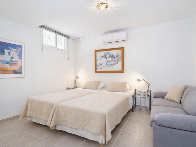 6 Bedrooms Villa in Estepona