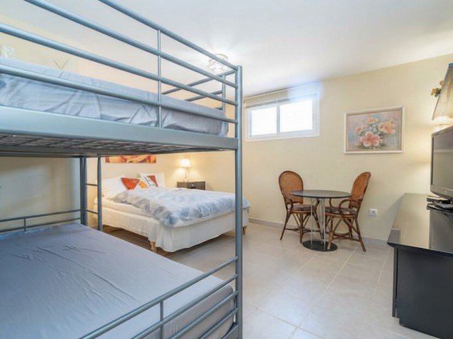 6 Bedrooms Villa in Estepona