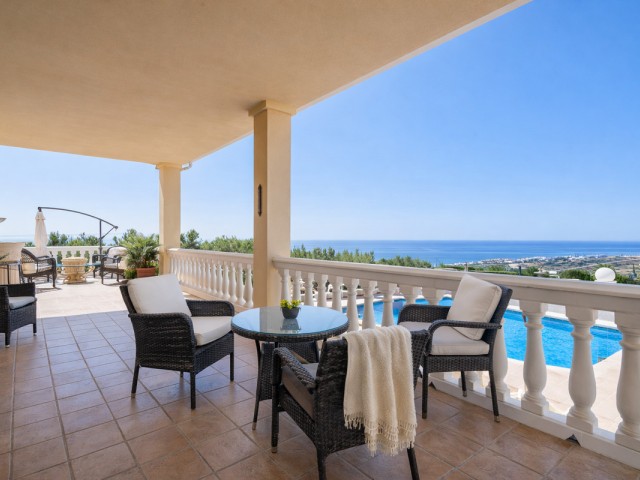 6 Bedrooms Villa in Estepona