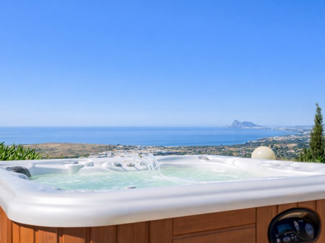 6 Bedrooms Villa in Estepona