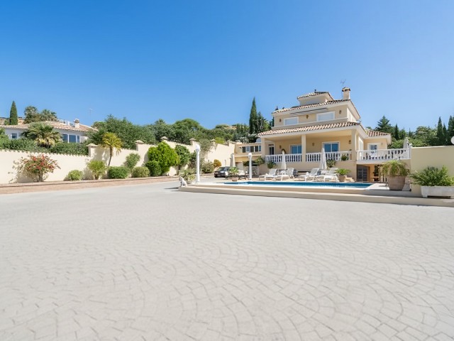 6 Bedrooms Villa in Estepona