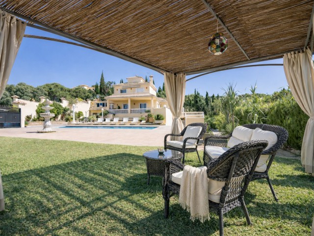 6 Bedrooms Villa in Estepona