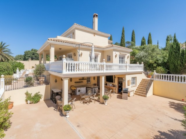 6 Bedrooms Villa in Estepona