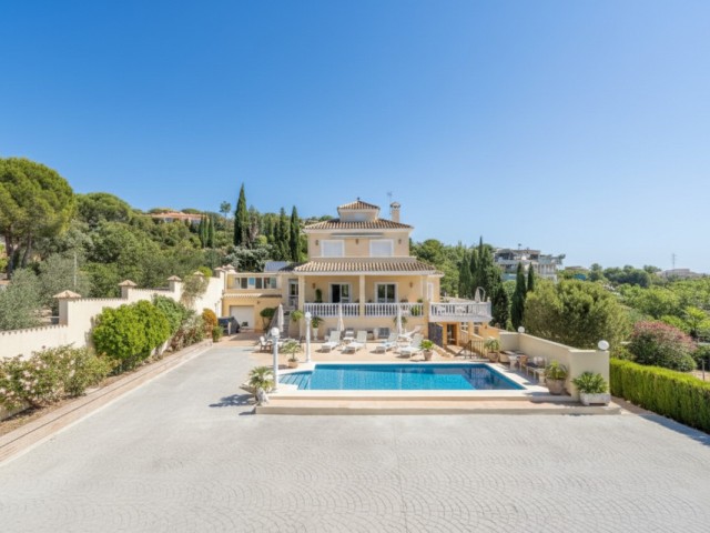 6 Bedrooms Villa in Estepona