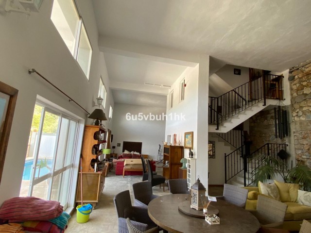 Maison mitoyenne avec 5 Chambres  à Ojén