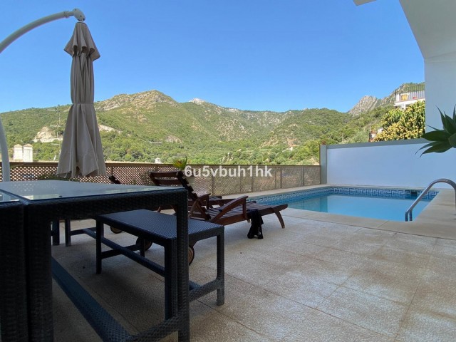 Maison mitoyenne avec 5 Chambres  à Ojén