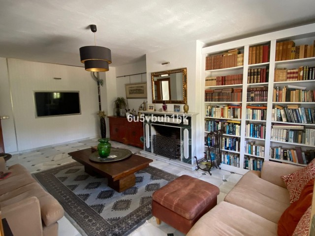 Maison mitoyenne avec 5 Chambres  à Ojén