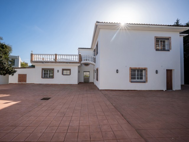 4 Bedrooms Villa in Nueva Andalucía