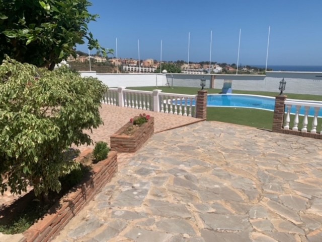 Villa con 4 Dormitorios  en San Roque