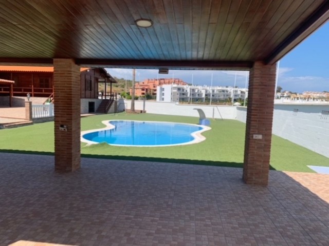 Villa con 4 Dormitorios  en San Roque