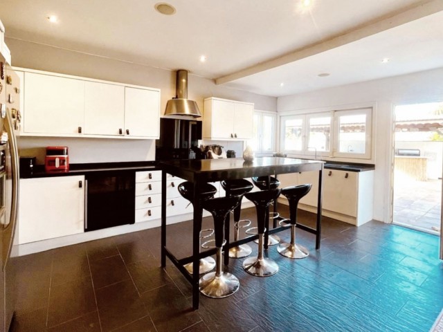 4 Schlafzimmer Villa in La Duquesa