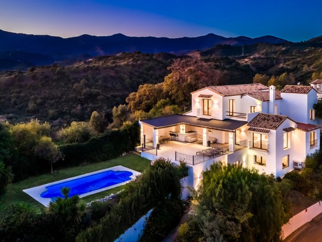 5 Bedrooms Villa in Estepona