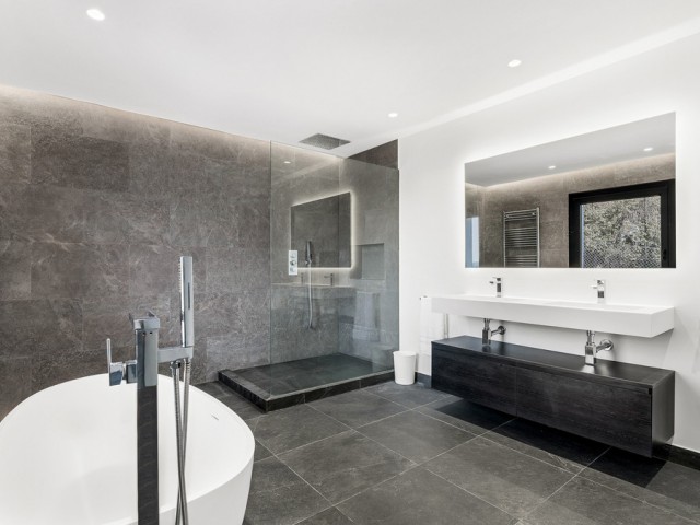 5 Bedrooms Villa in Estepona