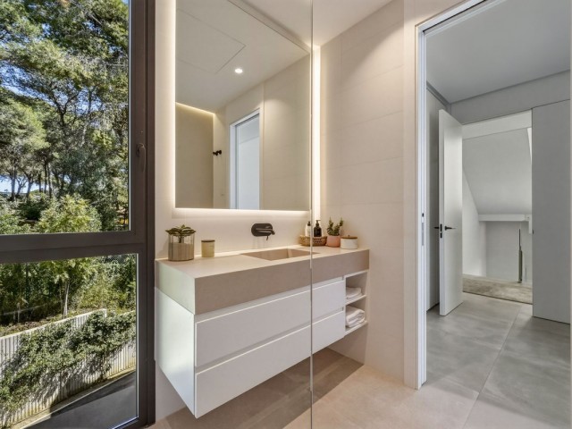 4 Bedrooms Villa in Marbella