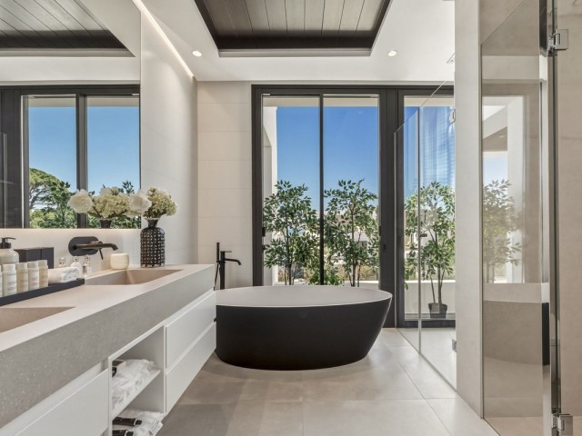 4 Bedrooms Villa in Marbella