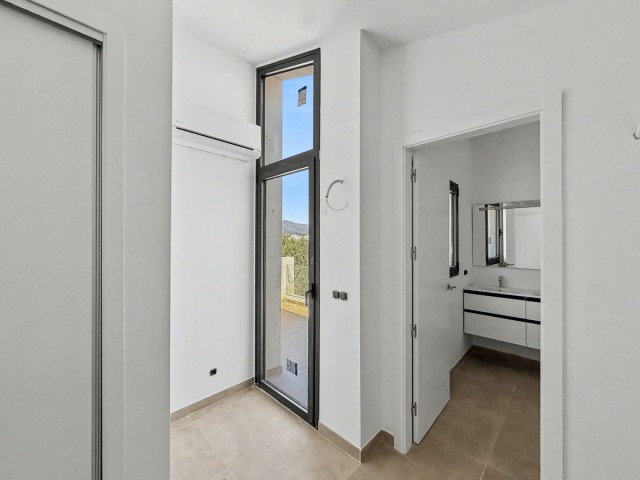 2 Bedrooms Townhouse in Estepona