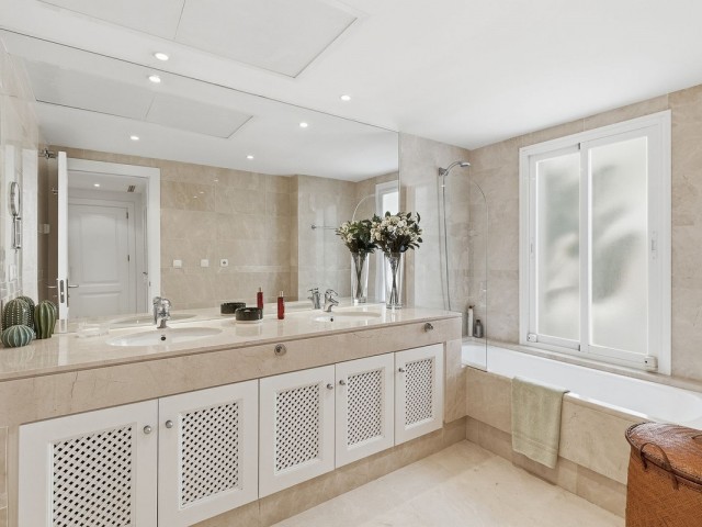 3 Bedrooms Apartment in Nueva Andalucía