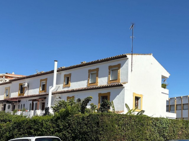 5 Bedrooms Townhouse in Estepona