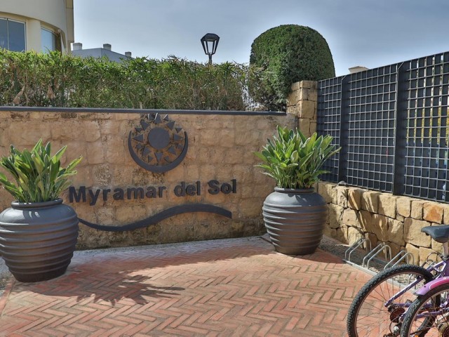 Apartamento con 3 Dormitorios  en Mijas