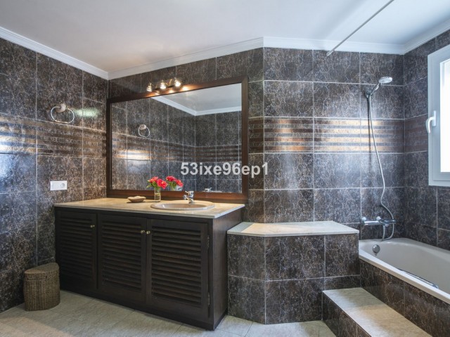 3 Bedrooms Townhouse in Estepona