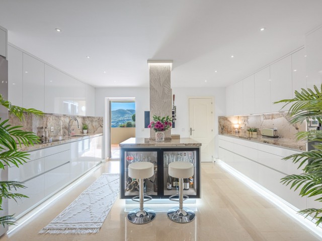 2 Bedrooms Apartment in Benahavís