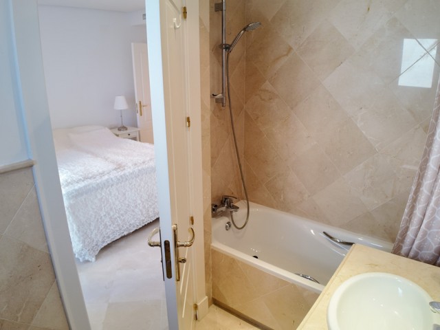 2 Bedrooms Apartment in Nueva Andalucía